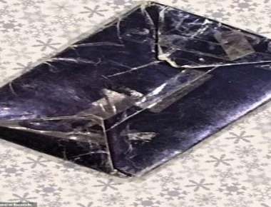 Άνοιξε το Χριστουγεννιάτικο δώρο 47 χρόνια μετά και έμεινε άναυδος (φώτο)